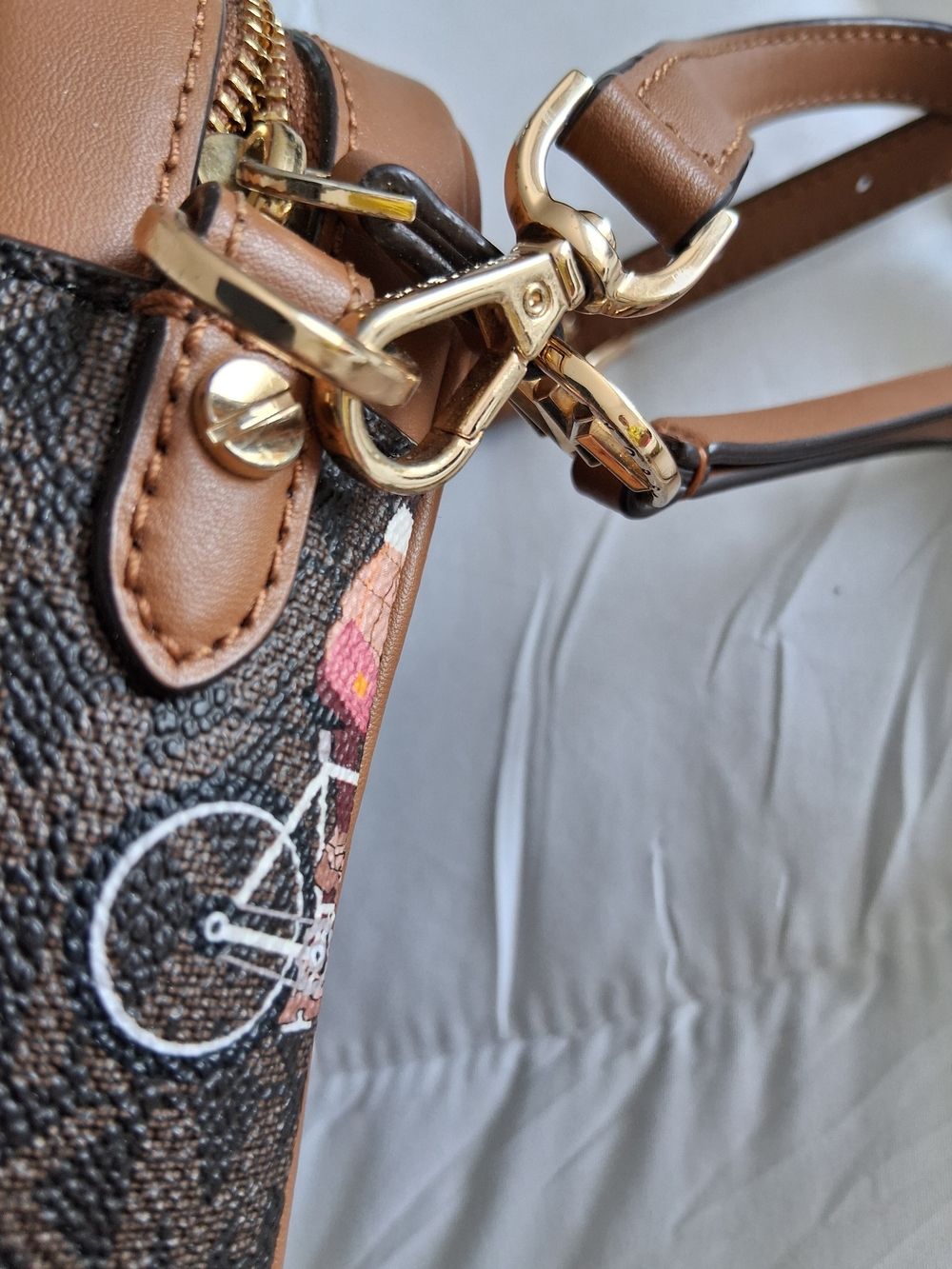 Michael Kors Jet Set Girls Crossbody Bag. - Picture 7 of 11